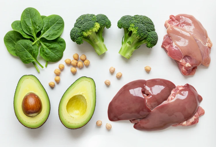 시금치, 아보카도, 브로콜리, 병아리콩, 닭간 등 엽산이 풍부한 음식들