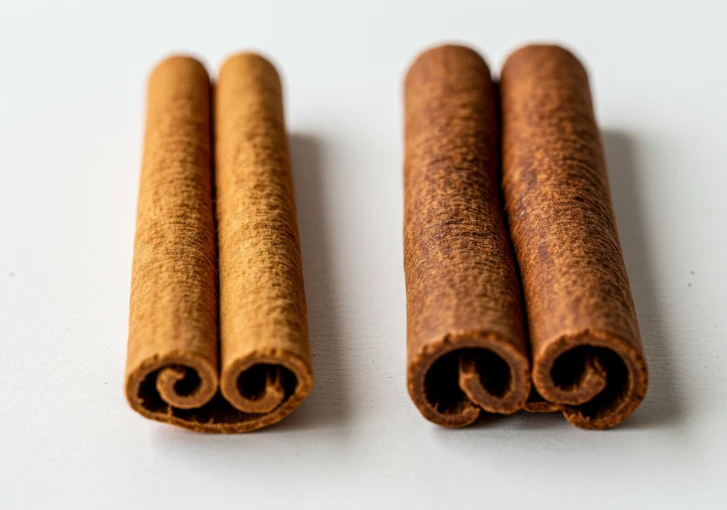 얇은 실론 계피와 두꺼운 카시아 계피 스틱