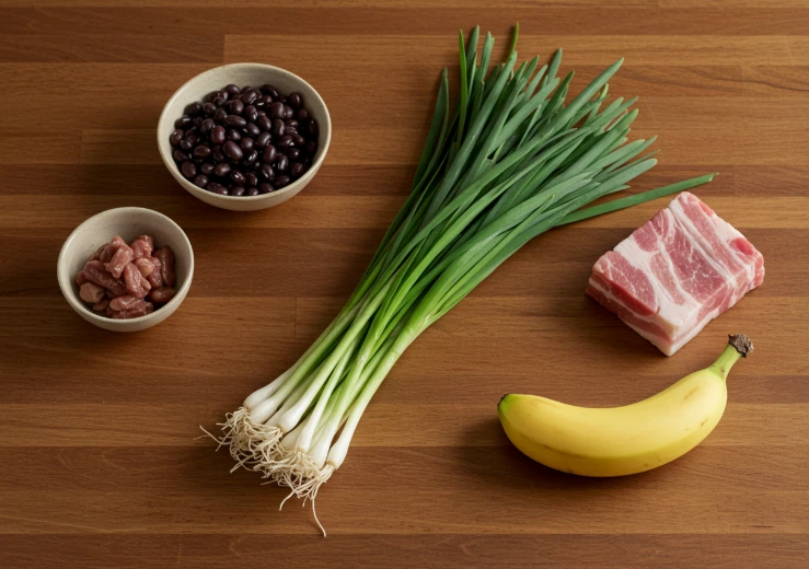 부추, 검은콩, 돼지고기, 바나나가 함께 놓인 사진