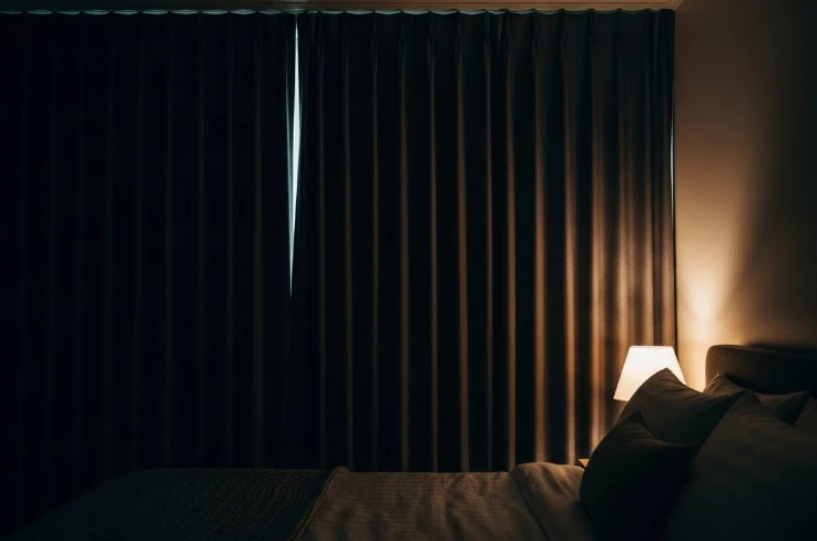 편안하고 어두운 침실 환경