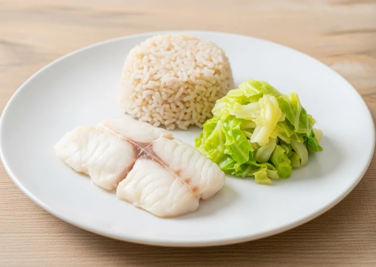 찐 양배추와 닭가슴살, 현미밥 등 소화가 잘되는 식단